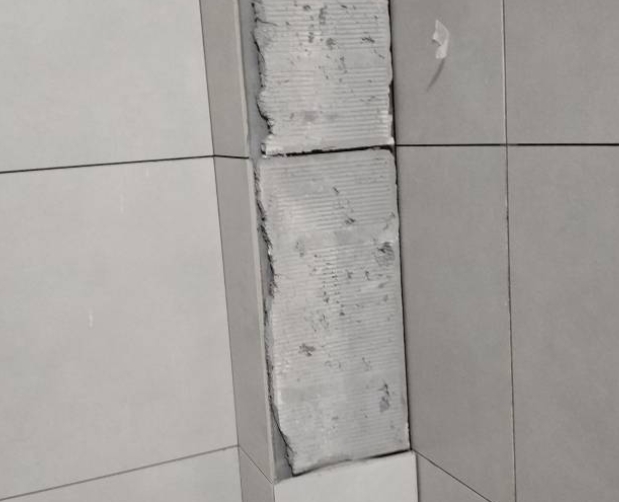昭通市瓷砖空鼓维修公司分享下瓷砖施工前基层浇水润湿程度不足，可能导致以下问题